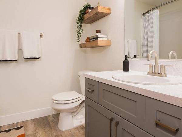 $1,423 / 2br - 852ft2 - ¡Hermoso de 2 habitaciones con acabados modernos, electrodomésticos de acero inoxidable y más! (6811 NE 121st Ave Vancouver WA 98682)63820795860099122