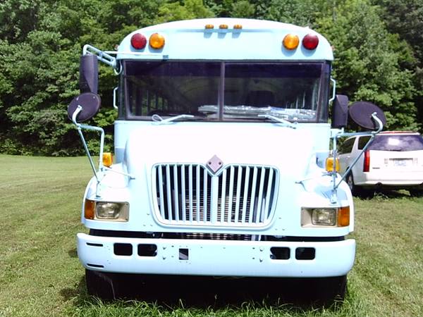 Autobús escolar - limpio, alfombrado y listo para conducir! - $14,000 (Hustonville, KY)63625001284609121