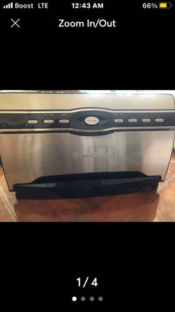 Vacuum Sealer Machine with 3 rolls of sealer bags 1