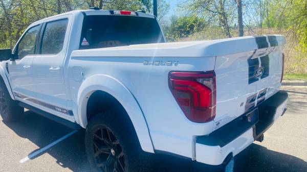 2024 Ford F150 Supercrew - PICKUP SHELBY OFICIAL 4x4 - BLANCO CON RAYAS AZULES - $118,50063469772690307122