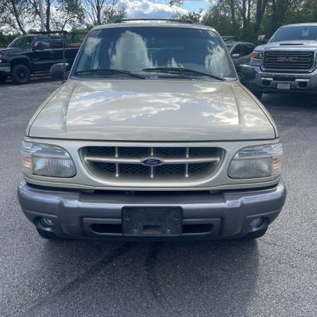2000 Ford Explorer 4dr 112 WB XLT 4WD - $2,500 (Merrillville, IN)63469629432195121