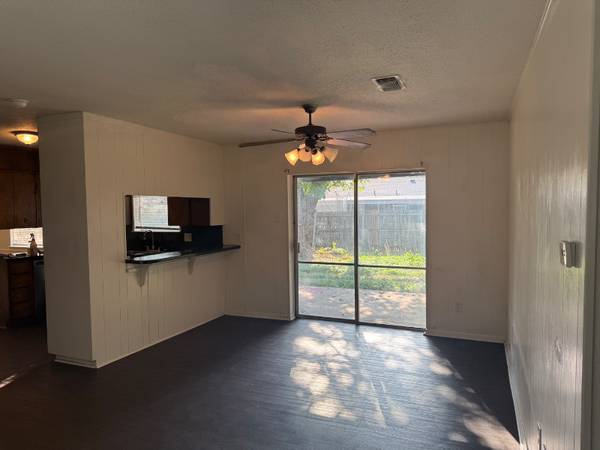 $1850.00 / 4br - 1350ft2 - Casa familiar espaciosa de 4 habitaciones/2 baños en Fort Worth - $2000 - Disponible63867601649409124