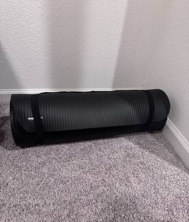 Amazon Basics Yoga Mat 1