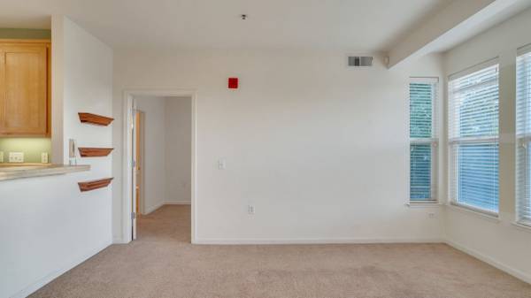 $1,500 / 2br - ! This great unit is located on the 2nd floor of a newer complex, offering a bri (Oakland)64030488716417123
