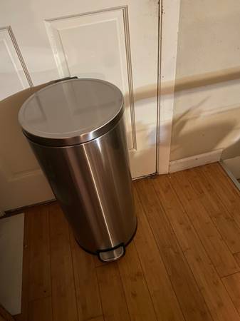 8 Gallon (31 liter) round stainless steel step-on trash can 1