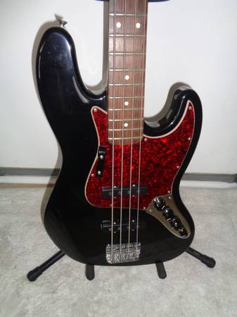 2000's Fender mexico deluxe active jazz bass. 1