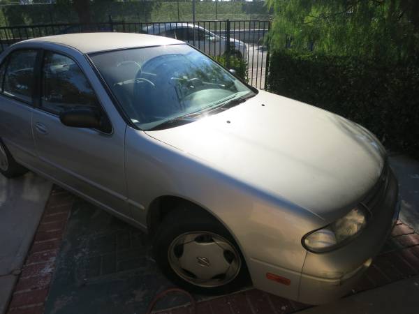 1995 Nissan Altima GXE Sedan, pocos kilómetros, único dueño - $3.500 (Encino)63441223759491121