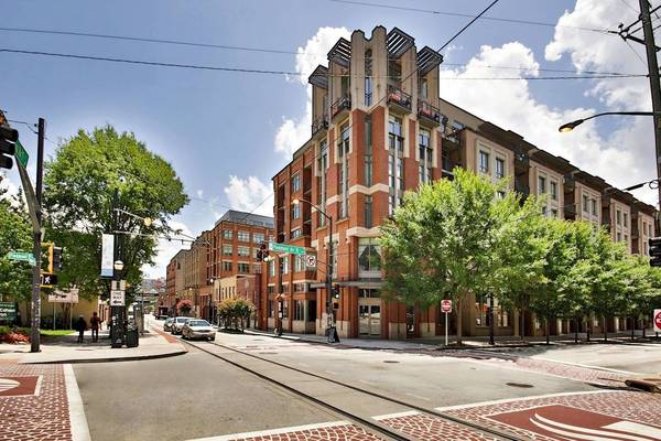 $1,605 / 1br - 928ft2 - 1 Bed, On-site Management, Garage (171 Auburn Ave NE, Atlanta, GA)63964127173890120