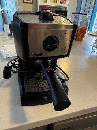 Delonghi Espresso Machine - Works great 1
