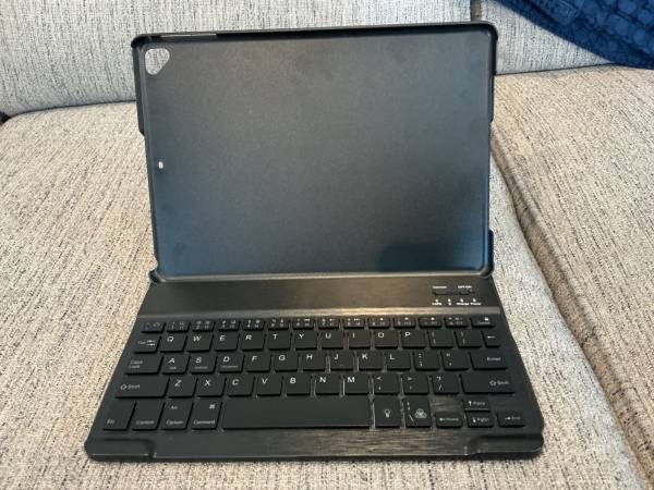 Wireless Keyboard and case for 6th generation iPad 1