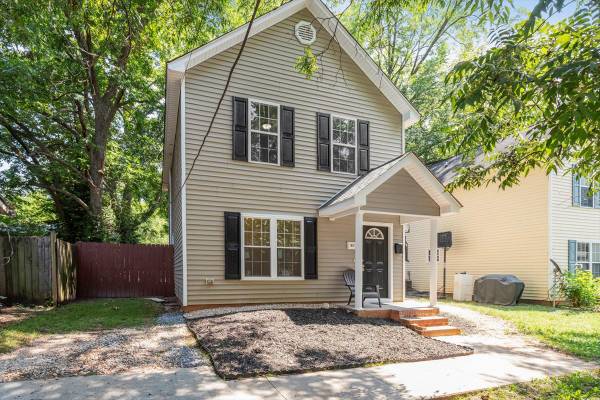 $380,000 / 3br - 1271ft2 - CHARMING 3Bed & OFFICE~Fenced backyard~1.5 miles to DT Raleigh! (Raleigh)63685980106627120