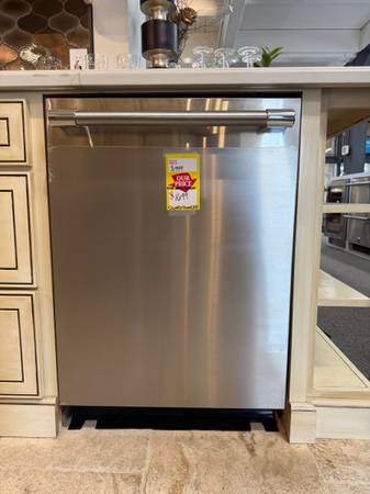 Thermador Sapphire 24" Stainless Steel Built In Dishwasher 1