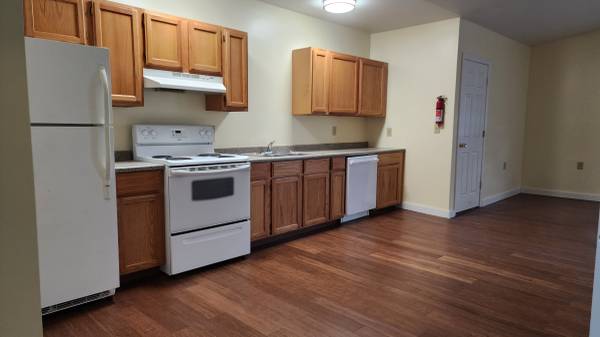 $1,200 / 2br - 725ft2 - 2 BR 1st FL recently remodeled (North Troy)63784663110403120