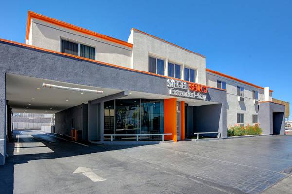 large studio, close to the strip, free wi-fi, security on site 1