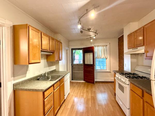 $2,600 / 2hab - 750ft2 - 2 hab con lavavajillas, patio privado, lavandería en el edificio. ¡Se aceptan gatos! Disponible AHORA (Boston - Allston - Mead St)63863137096067120