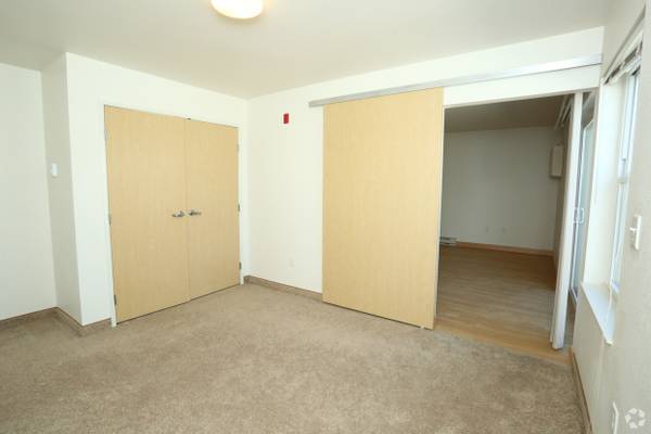 $920 / 1br - 728ft2 - Walk-in Closet, Acceso Controlado, Lavandería en la Unidad (705 E Highland Dr, Williston, ND)63690148621315124