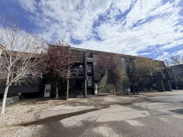 Updated Studio, Dorm-style, Month-to-Month Room Rental near the Yellow 1