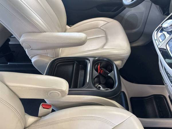 2021 CHRYSLER PACIFICA REAR ENTRY WHEELCHAIR VAN LOW MILES - $49,500 (Seekonk MA , Platinum BraunAbility Dealer)63623751110915124