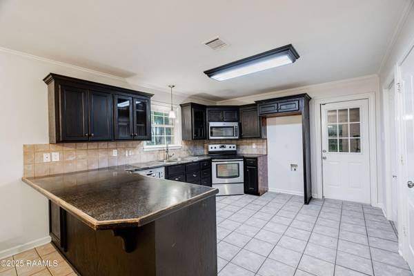 $2,000 / 3br - 1653ft2 - For Rent: Charming & Move-In Ready (Broussard)63857516301313122