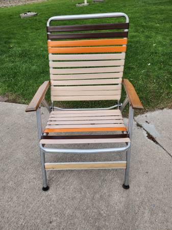 VINTAGE LAWN CHAIR 1