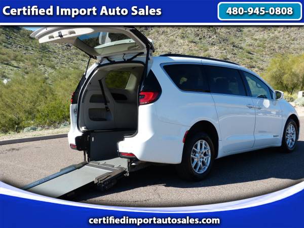 2022 Chrysler Pacifica Wheelchair Handicap 1
