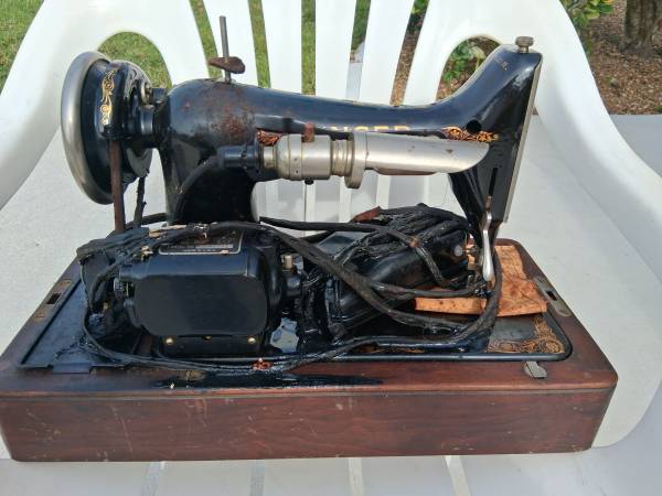 !923 - Singer Electric Sewing Machine Model 99 1