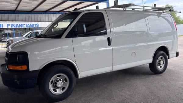 2017 CHEVY EXPRESS VAN 1