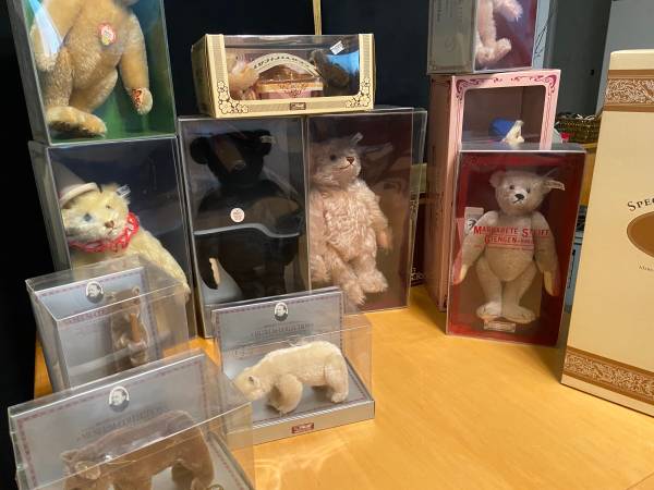 Vintage Steiff bears and specialty pieces 1