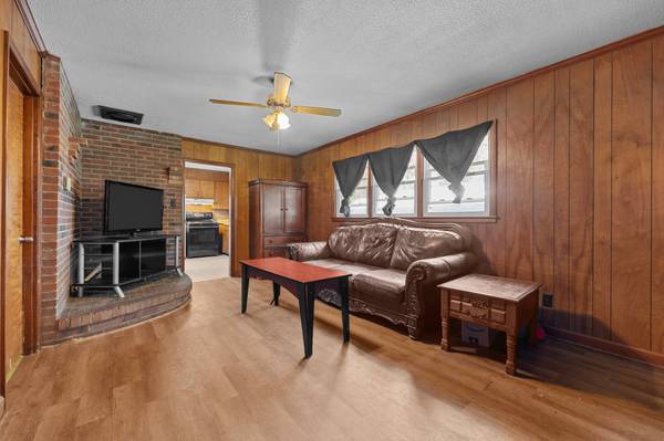 $175,000 / 3br - 1520ft2 - PRICE REDUCED!! 3 Bed 1.5 Bath Brick Ranch (Burlington)64027277180803121