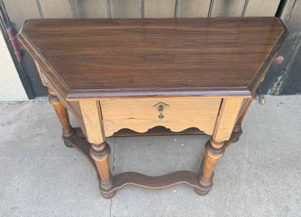 Mesa de entrada Ethan Allen - 36x14x28 - $175 (Long Beach)63471467815171121