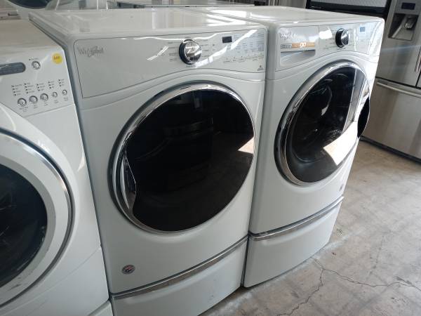 ★Whirlpool front load washer and dryer set on pedestals 1