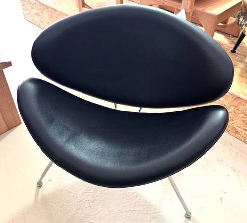 Roxy Accent Chair with Chrome Frame by Diamond Sofa 1