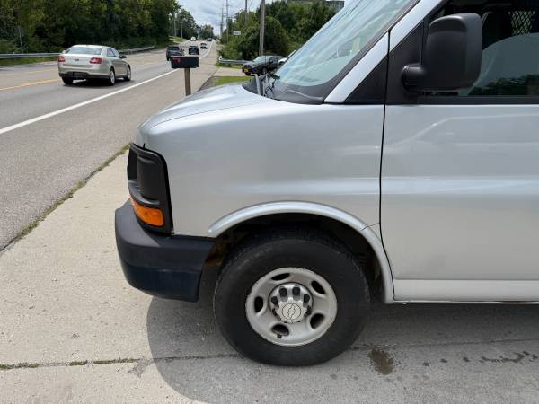 2014 Chevrolet Express 2500 - Photo 2