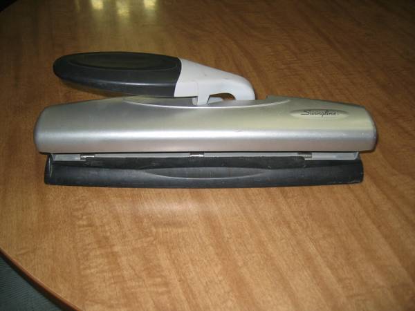 Heavy Duty Swingline 3 Hole Punch LIKE NEW. Cash Only. 1