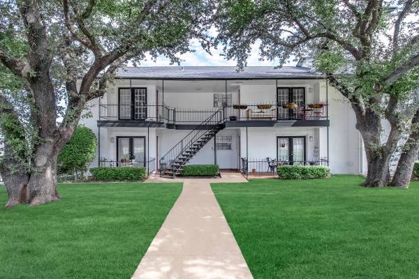 $1,435 / 2br - 1195ft2 - in Fort Worth TX, 2 bedroom, 4 Shimmering Swimming Pools (2217 Ridgmar Blvd, Fort Worth, TX)63867602179459120