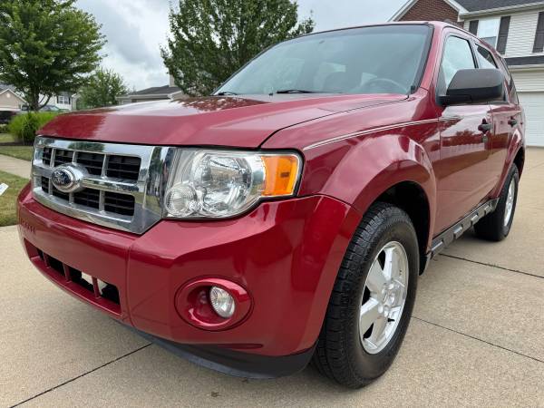 2011 Ford Escape XLT 4WD - 2.5L - Limpio - Sin óxido - 133,000 millas - $3,900 (Akron)63436229764739121