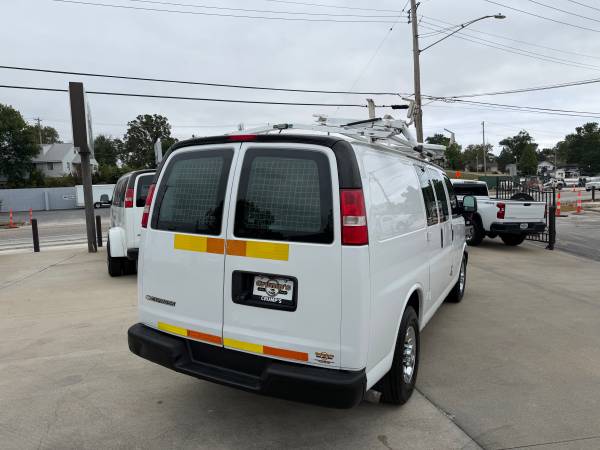 2017 Chevrolet G2500 Express - Photo 5
