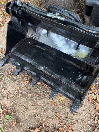 Toro Dingo mini skid steer hydraulic digging/grapple bucket attach 1