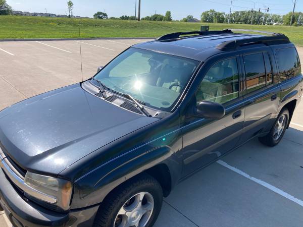 2005 Chevy Trailblazer fila trasera súper limpia - $6,800 (Urbandale)63612053335425123