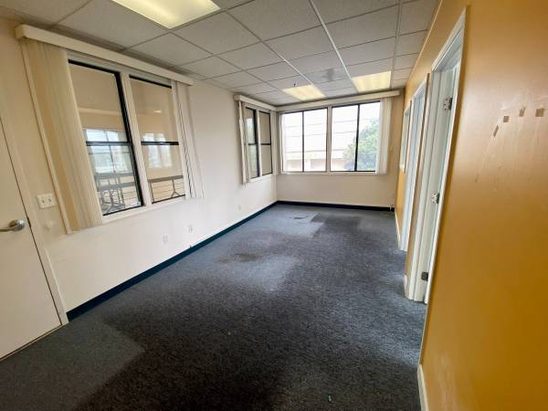 $1,300 / 500ft2 - 500 SF Office Space: Bright, Flexible & Ready for Your Biz! (daly city)63946807099138121