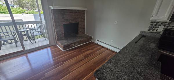 $1,950 / 1br - 884ft2 - Spacious 1br townhouse style apartment walk to WH green (West Haven)64010165562115120