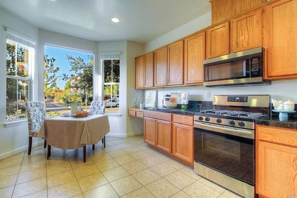 $3,450 / 3br - 1812ft2 - Two level modern home, Western Santa Rosa, 2 car garage, washer, dryer (santa rosa)64049800872194123