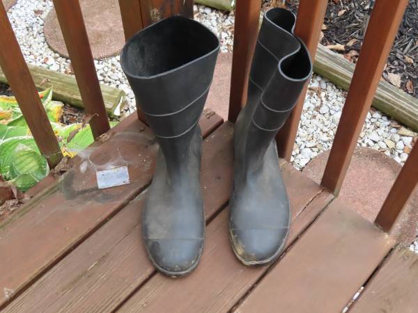 MENS MUD BOOTS, SIZE 13 1
