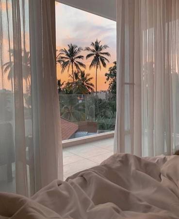 Don't spend your Money on Hotels ~ Room Available ~ Free ~ Femme 1
