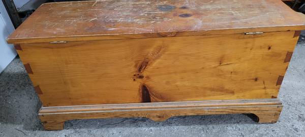 Hand‑Dovetailed Pine Blanket Chest 1