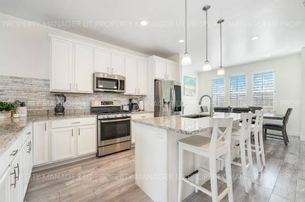 $2495.00 / 4br - 2056ft2 - Spacious 4 Bed / 4 Bath End Unit Townhome-Newly Remodeled!63674346341121122