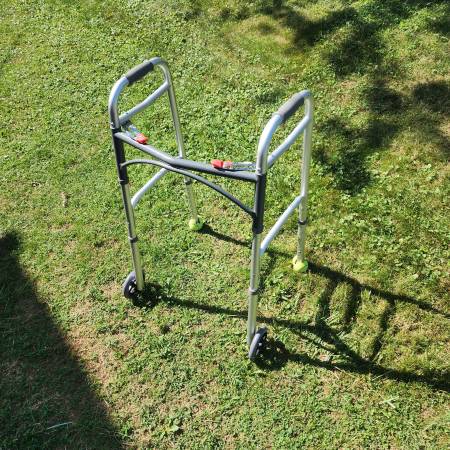 FOLD-UP WHEELED WALKER 1