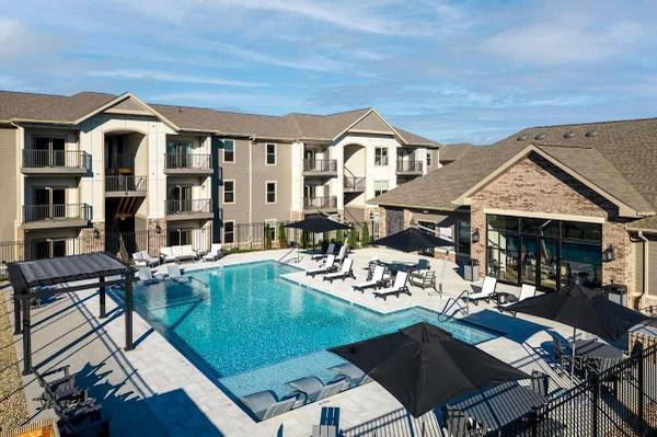 $1,307 / 1br - 751ft2 - Resident Events, Full Size Washer/Dryer, Carports Available (St. Peters)63924424562179123