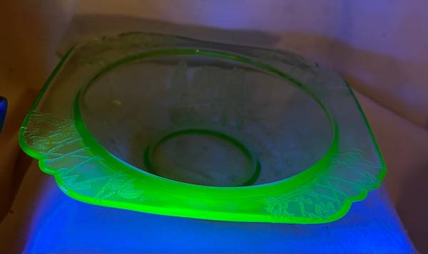 Vint Federal Depression Glass Sylvan Parrot Uranio Verde Escama - $10 (Downtown Vancouver)63471263878017120