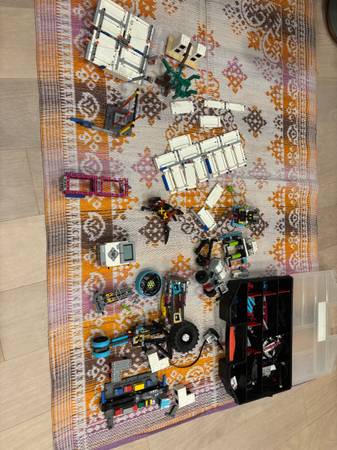 Lego EV3 Kit with several competition kits 1